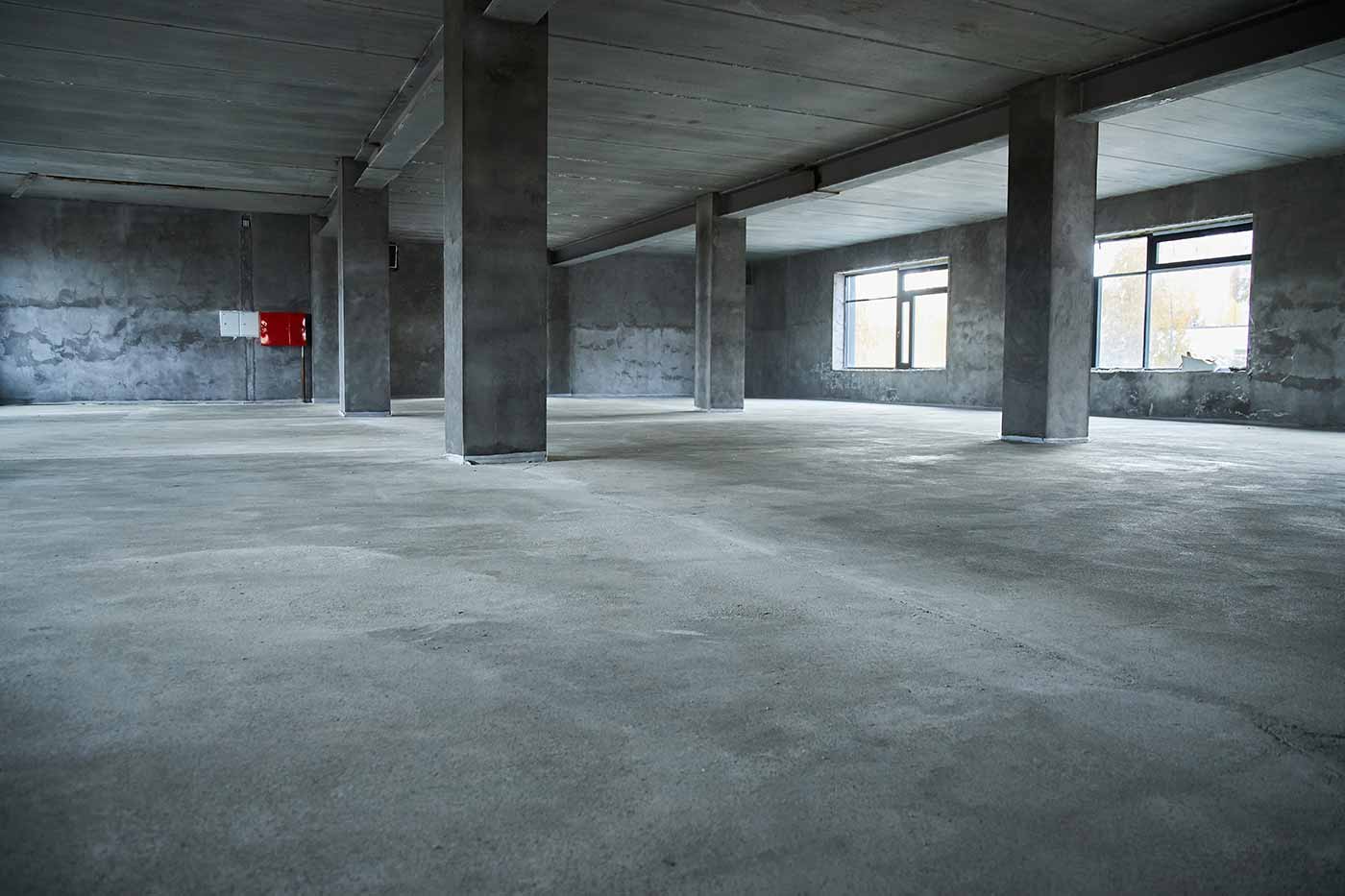 Pulizia pavimento industriale in cemento